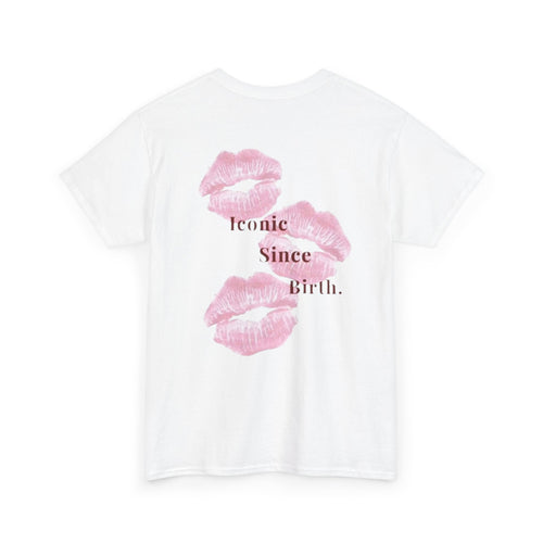 Camiseta com estampa de beijo com beijos em rosa suave e texto "Iconic Since Birth".